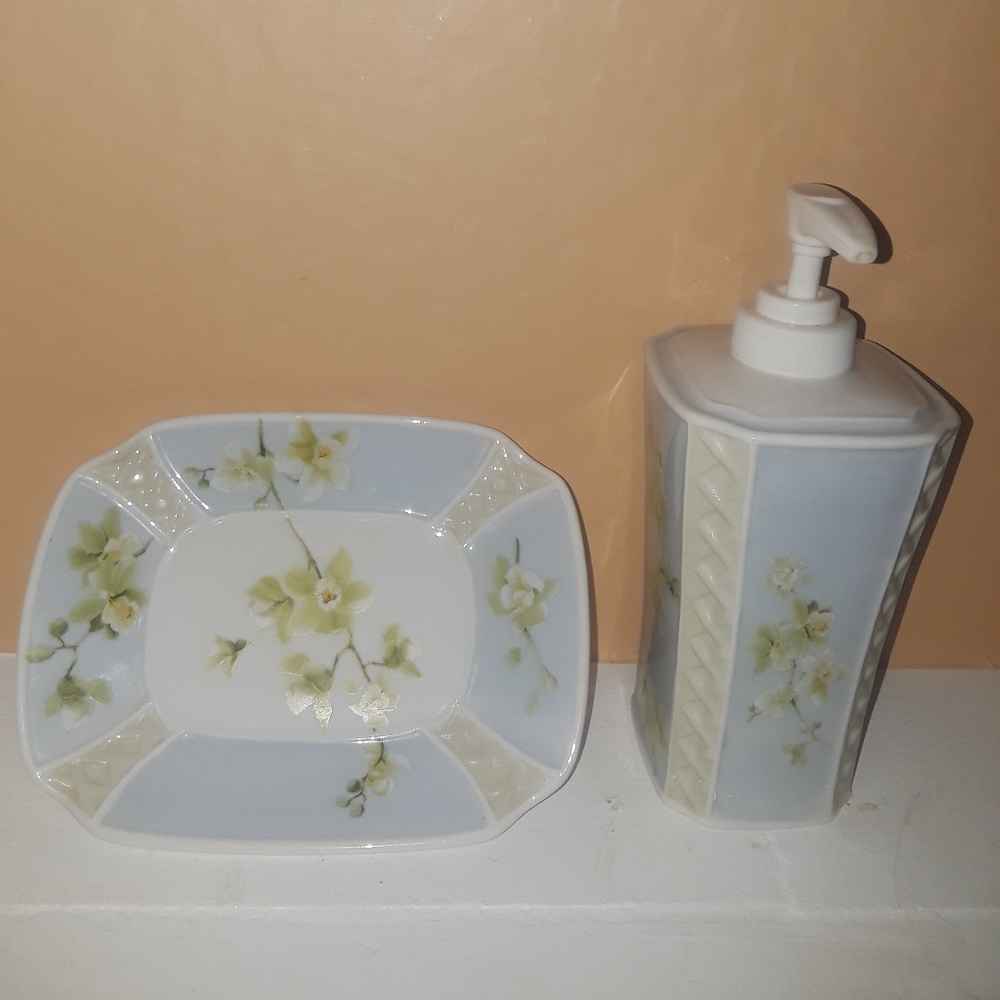 Ceramic Lotion Dispenser and Soap Dish - Picture 2 of 5